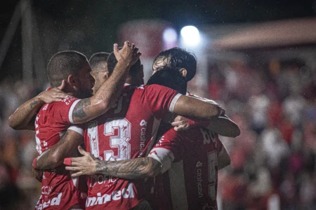 Vila Nova repete início histórico e dispara no Goianão