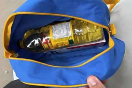 Funcionária de escola é conduzida pela PM por suspeita de furto de itens da merenda, em Anápolis (Foto: Reprodução_