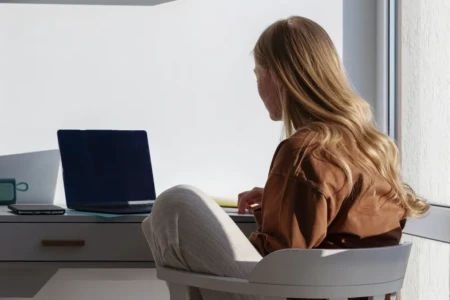 Justiça condena empresa a pagar horas extras à funcionária que fazia home office, em Goiânia