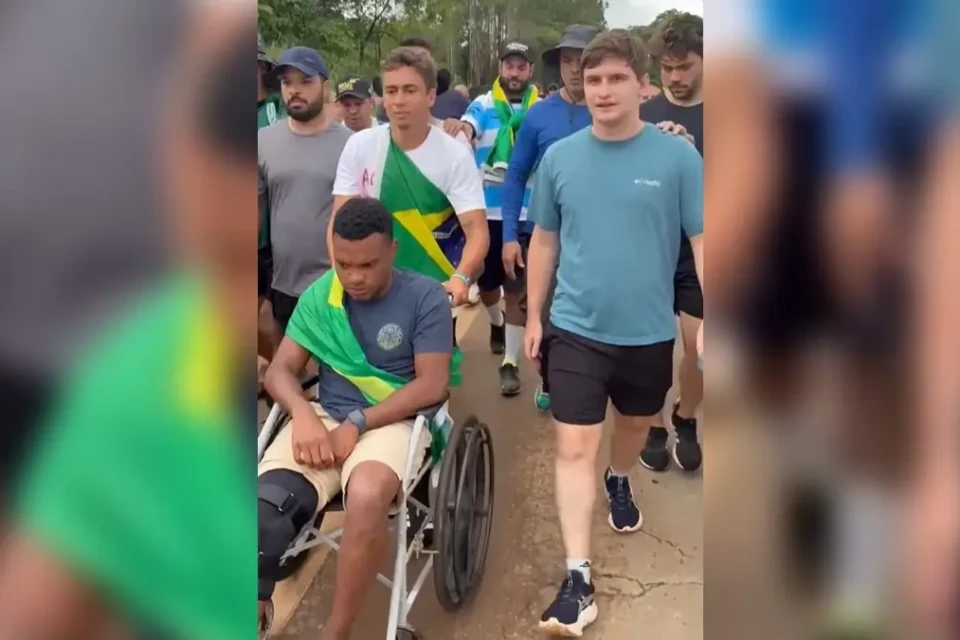 Fernando Holiday se machuca em caminhada por Bolsonaro e segue de cadeira de rodas