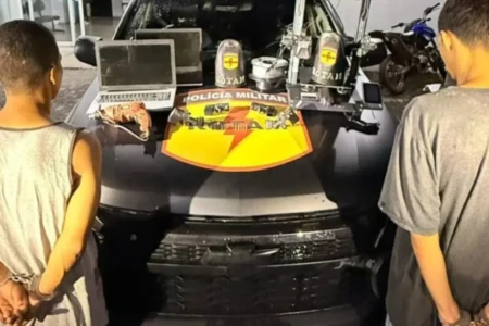 Dupla presa e objetos apreendidos - (Foto: reprodução/PM)