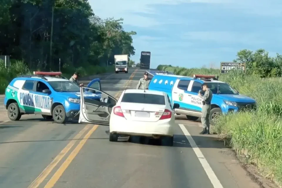 Com drogas no carro, homem tenta bater em policiais ao ser abordado na GO-164 (Foto: PM)