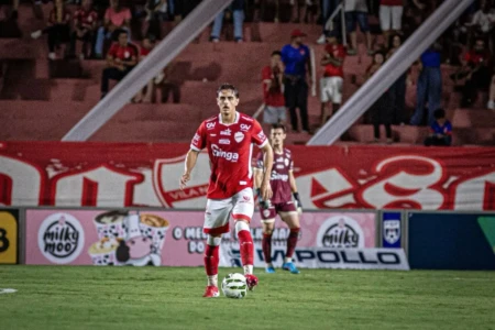Weverton em partida pelo Vila Nova no Goianão