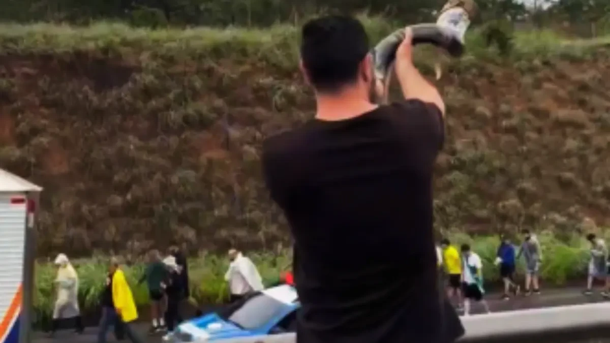 Músico toca berrante para caminhada de Nikolas Ferreira entre Luziânia e Cristalina (Foto: Reprodução)