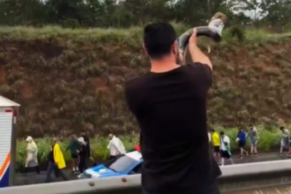 Músico toca berrante para caminhada de Nikolas Ferreira entre Luziânia e Cristalina (Foto: Reprodução)