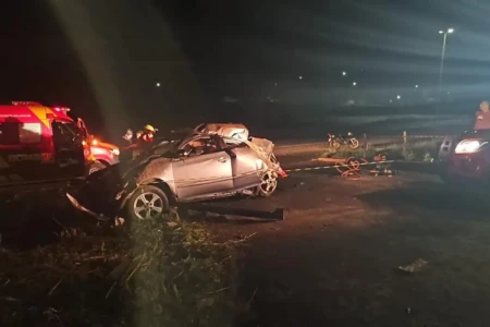 Duas pessoas morrem após carro capotar na GO-080, entre Nerópolis e Petrolina de Goiás