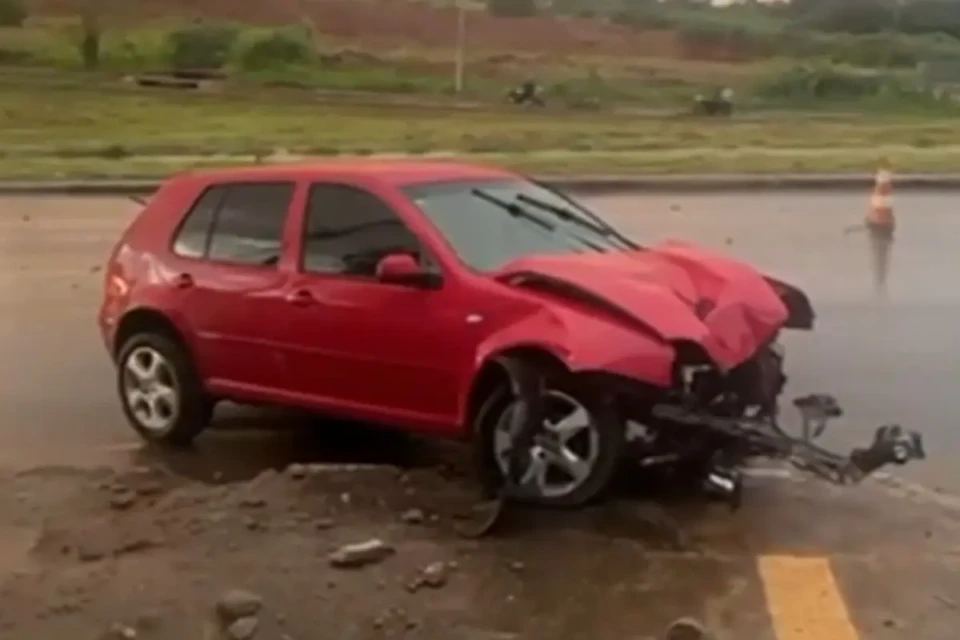 carro x poste