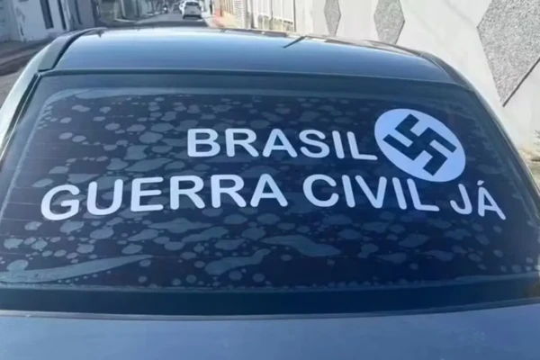 Vídeo: homem é preso em por apologia ao nazismo ao guiar carro com adesivo de suástica Veículo circulava com símbolo nazista Santa Catarina