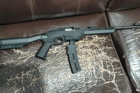 Carabina .22 apreendida pela PM - (Foto: reprodução/PM)