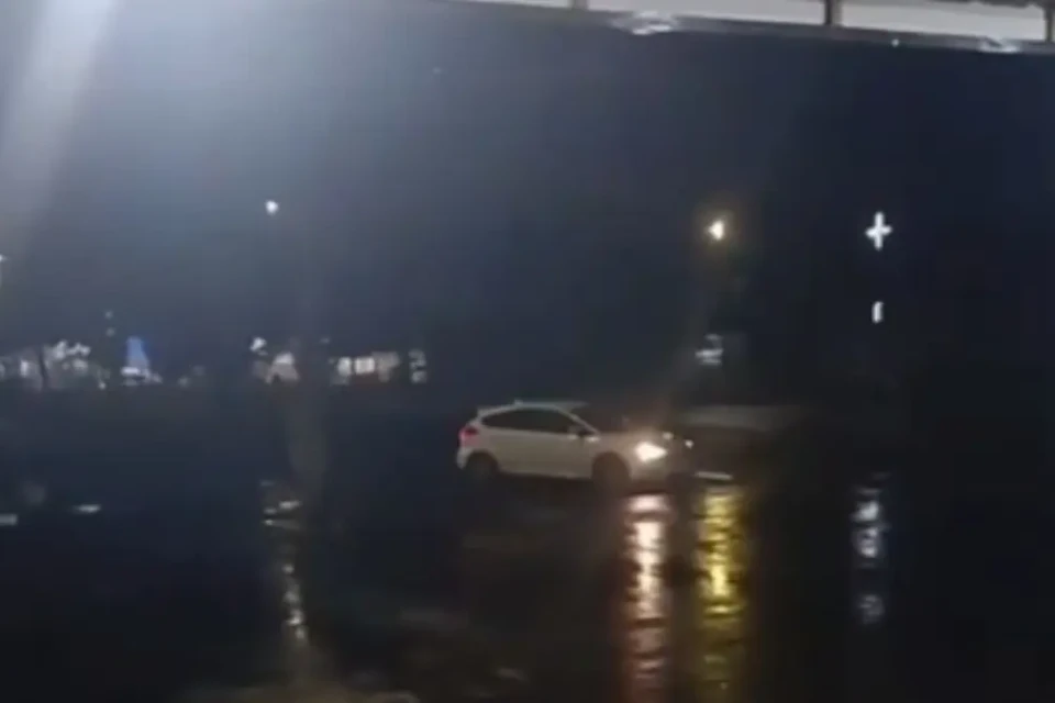 Imagem mostra momento em que mulher realizava manobras em avenida do Parque Atheneu