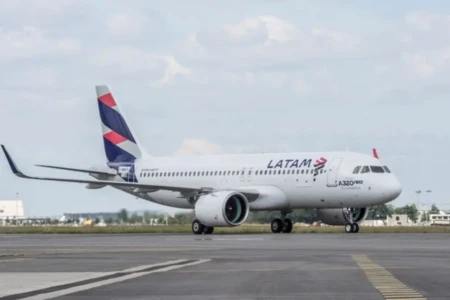 Imagem mostra aeronave da Latam taxiando em aeroporto