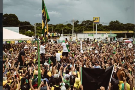 Nikolas Ferreira chega à Praça do Cruzeiro para encerrar caminhada em Brasília