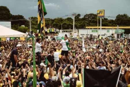 Após caminhada de 240 km, Nikolas Ferreira discursa em Brasília e critica Alcolumbre