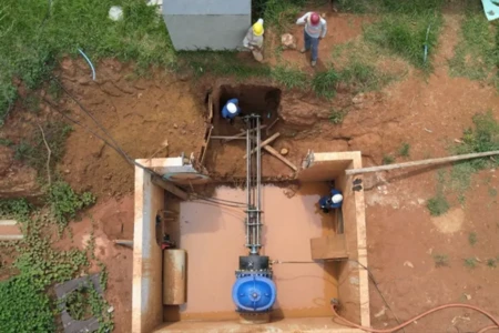 Imagem mostram técnicos durante manutenção da rede