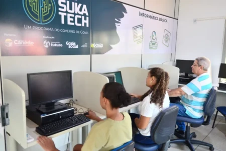 Imagem de pessoas no curso de informática