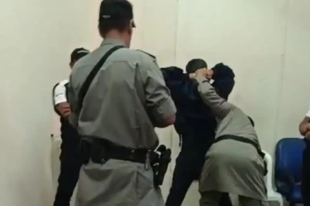 Suspeito sendo revistado no hospital durante prisão - (Foto: divulgação/PM)