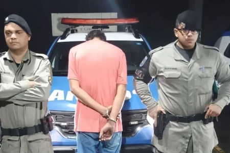 Sem perceber a câmera, homem 'disfarça' para furtar roupa na 44 e é preso em Goiânia