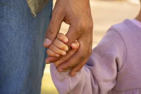 Juiz concede guarda unilateral de 3 filhos a pai em Goiânia e manda mãe pagar pensão