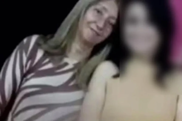 Maria de Lourdes de Jesus ao lado da filha, suspeita de matá-la - (Foto: reprodução)