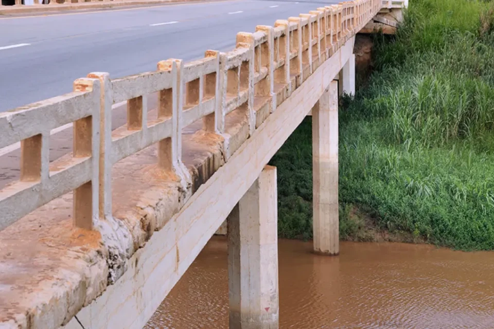 Imagem de uma das pontes de Goiânia