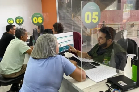 Imagem de pessoas sendo atendidas