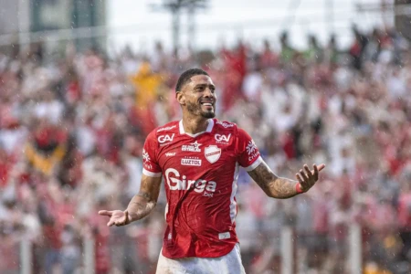 Willian Formiga em jogo do Vila Nova