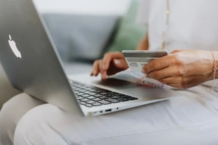 Imagem de uma pessoa mexendo no notebook