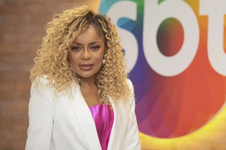 Cariúcha fecha contrato com a RedeTV! e vai substituir Luciana Gimenez no Superpop Influenciadora estava no SBT desde abril de 2024