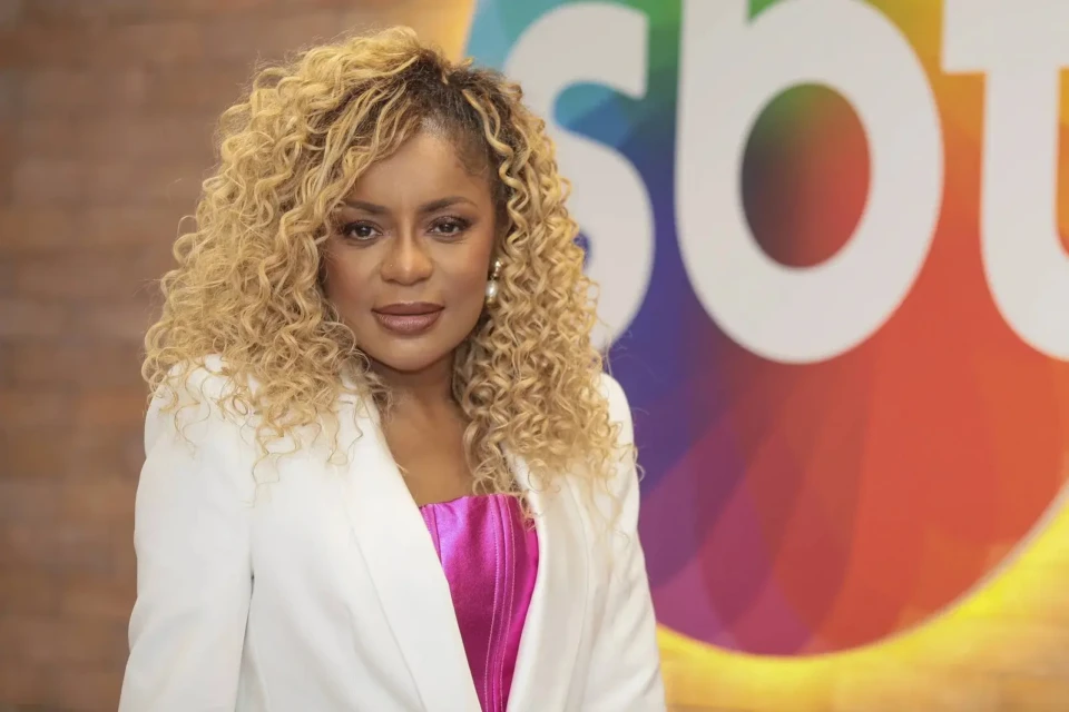 Cariúcha fecha contrato com a RedeTV! e vai substituir Luciana Gimenez no Superpop Influenciadora estava no SBT desde abril de 2024