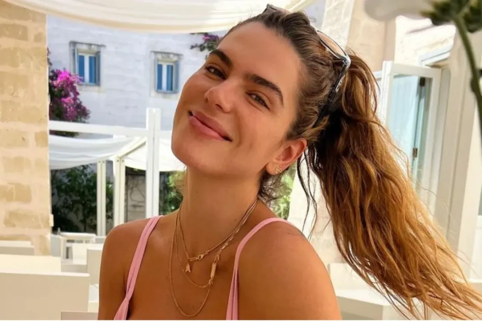 Mariana Goldfarb usa look transparente e deixa bumbum à mostra na Sapucaí fotos Ex-mulher de Cauã Reymond é musa da Grande Rio