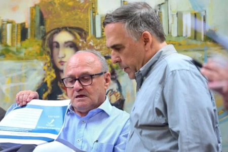 Imagem mostra secretário de finanças apresentando indicadores ao prefeito Sandro Mabel