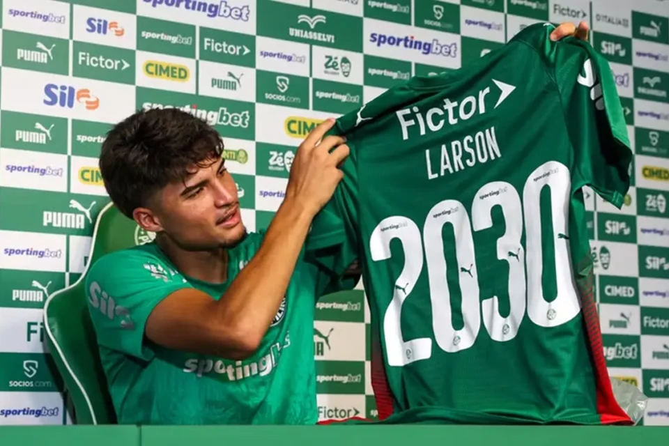Larson com camisa do Palmeiras