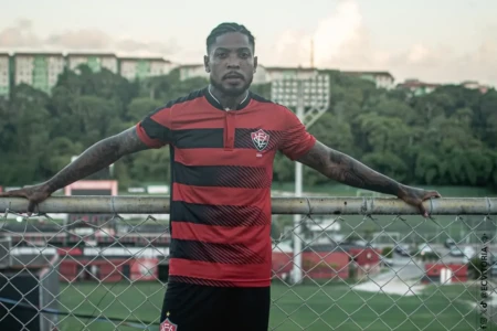 Marinho com a camisa do Vitória