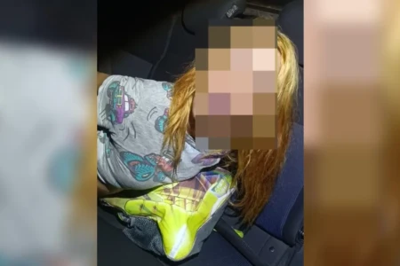 Mulher alterada com criança no colo é detida após desacatar guardas em Goiânia