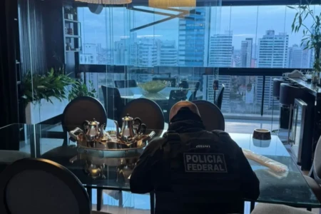 Policial federal reunindo elementos probatórios - (Foto: divulgação/PF)