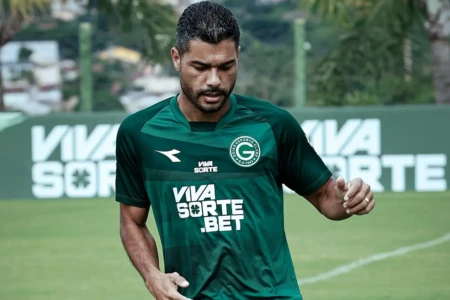 Djalma em treino do Goiás
