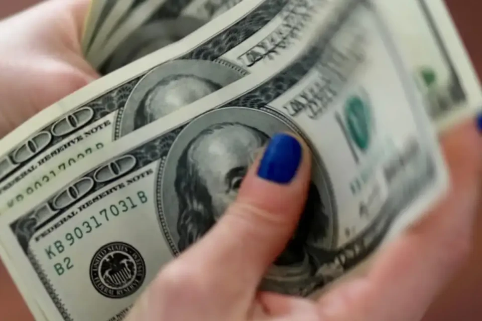Dólar fecha no menor valor em quase dois anos (Foto: Agência Brasil)