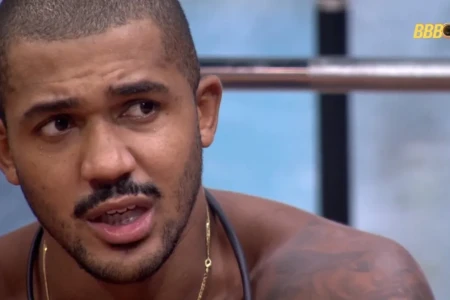 Após eliminação, Matheus explica cocô na parede do Quarto Branco
