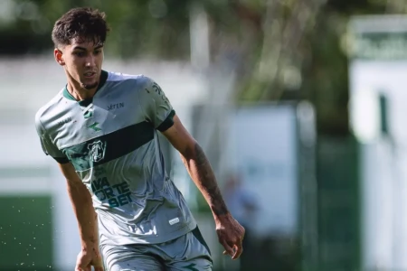 Lucas Rodrigues em partida pelo Goiás