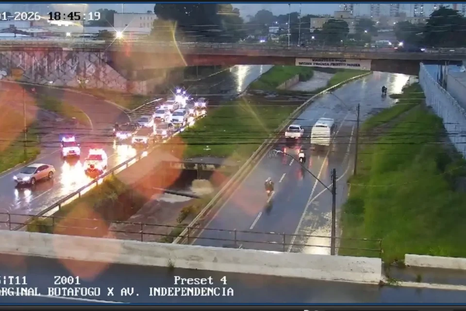 Prefeitura bloqueia acesso à Marginal Botafogo em razão da chuva, em Goiânia (Foto: Prefeitura)