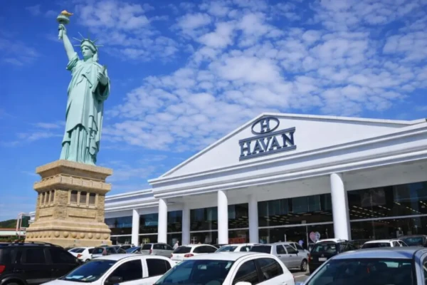 Por que a Havan tem fachada da Casa Branca e Estátua da Liberdade? Luciano Hang explica Saiba como surgiu o nome da loja