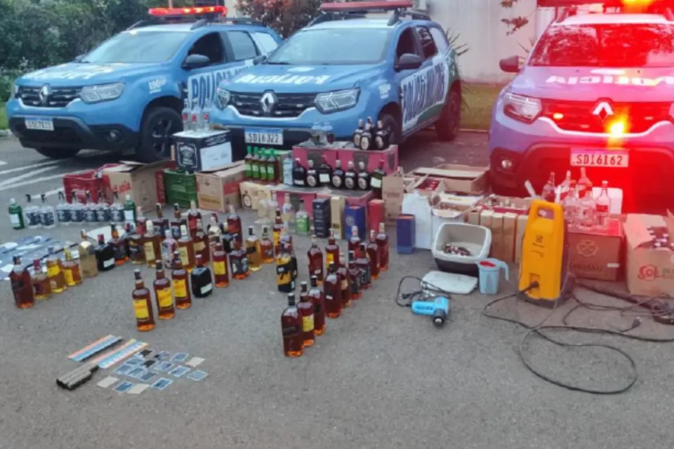 De Old Parr a Ballantines: PM fecha fábrica de whisky falsificado perto de Anápolis (Foto: PM)