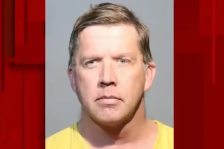 área residencial e foi registrado por moradores em vídeo Homem é preso após ser flagrado praticando ato sexual com aspirador de pó fazer sexo