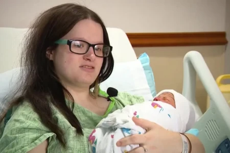 Americana sentiu um único sinal antes do bebê nascer Mulher dá à luz no trabalho sem saber que estava grávida: "estava até emagrecendo"