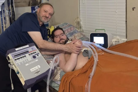 Homem com doença rara morre após o pai ser detido pela polícia de imigração preso Imigrante detido cuidava do filho desde 2006 no Texas