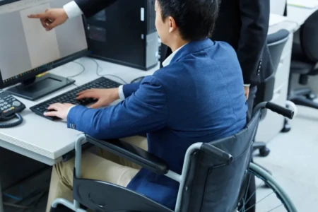 Imagem de um PCD trabalhando