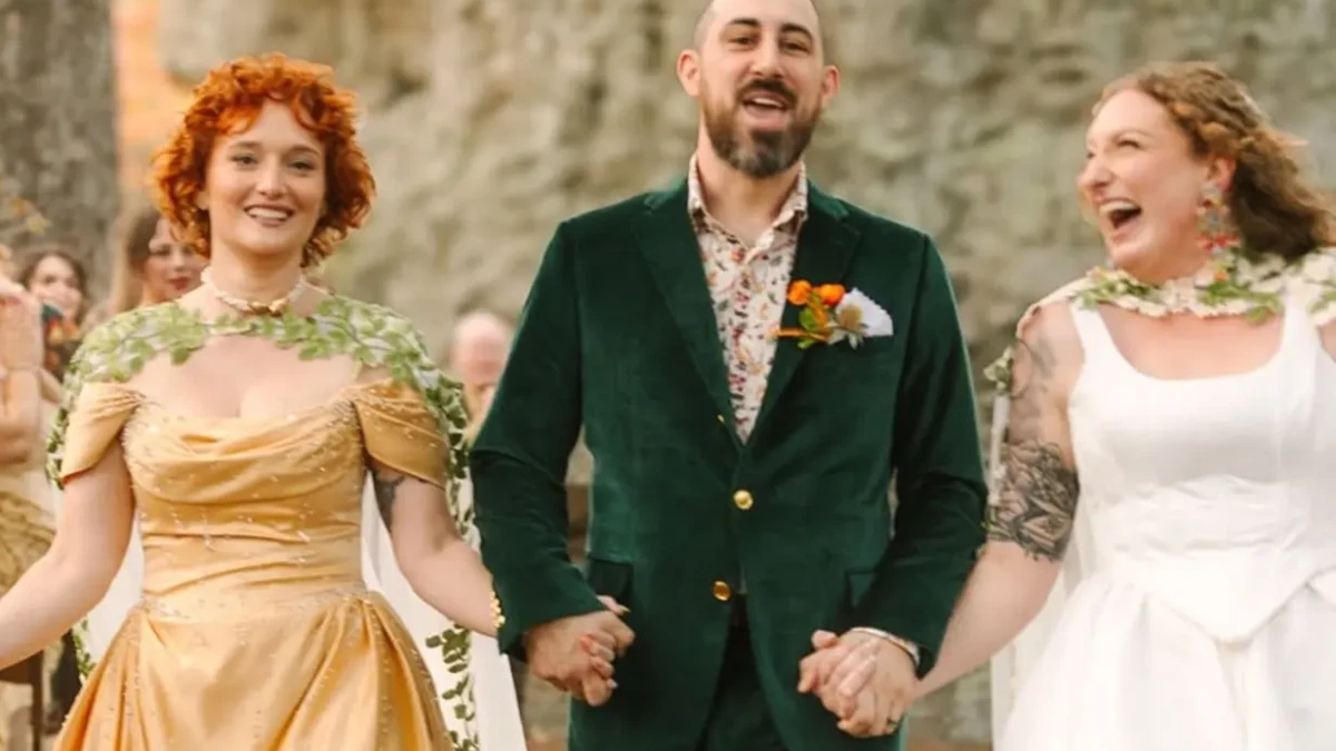 Familiares de noiva se recusam a ir ao casamento de trisal e causam polêmica Trisal oficializou união após dez anos juntos