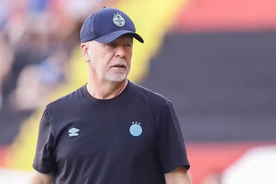 Mano Menezes em trabalho no Grêmio