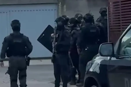 Policiais civis cumprindo mandados - (Foto: reprodução/PC)