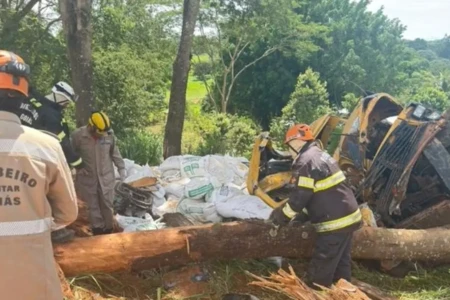 Duas pessoas morrem e outras duas ficam feridas em acidente com caminhão em Caldazinha